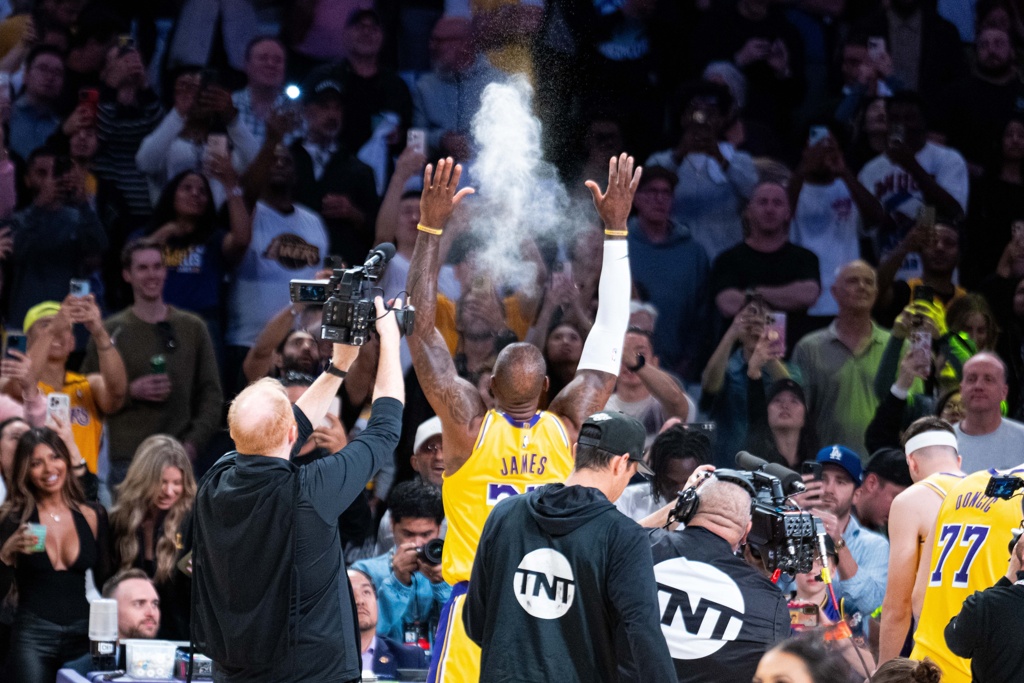 夸梅：媒体聊詹姆斯才能赚钱 詹姆斯也太懂如何制造话题&抢头条